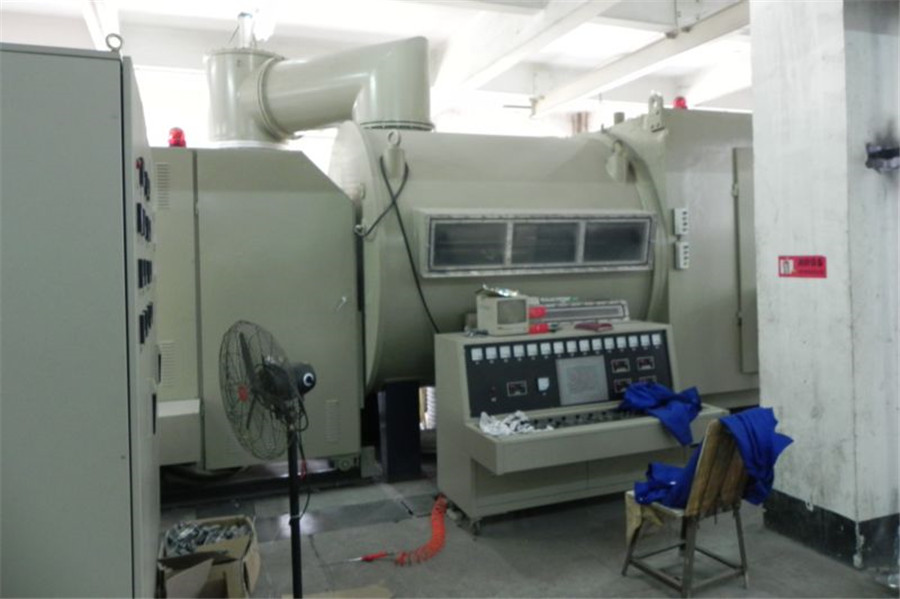 真空镀铝机2.jpg 真空镀铝机2.jpg